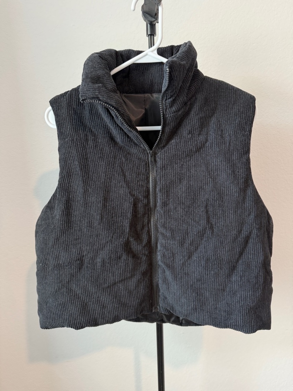 🌿 Black Ribbed Corduroy Puffer Vest